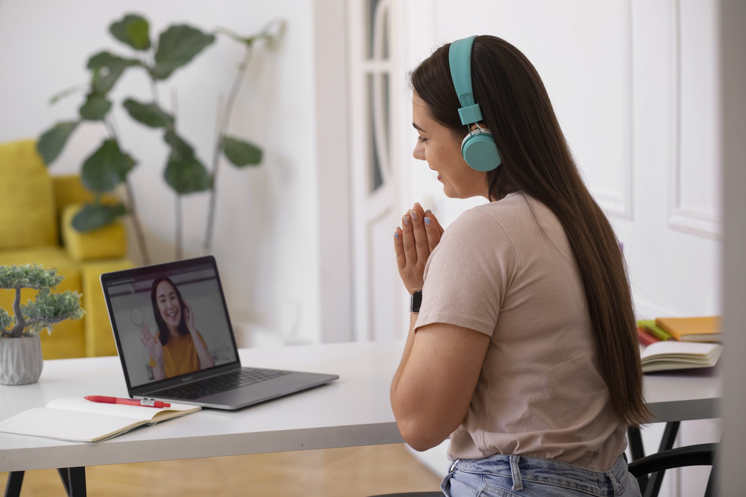 mujer-teniendo-una-videollamada-usando-un-dispositivo-portatil-desde-casa